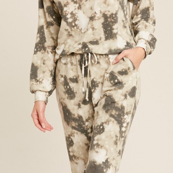 110 $22. Live Start, NWT 2 piece loungewear set Vtop and Jogger Olive - Picture 7 of 13